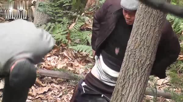 TP公园密林里2个老头与中年妇女谈好价格然后一个干另一个放哨内射完换另一个老头干还能舌吻第二个老头猛